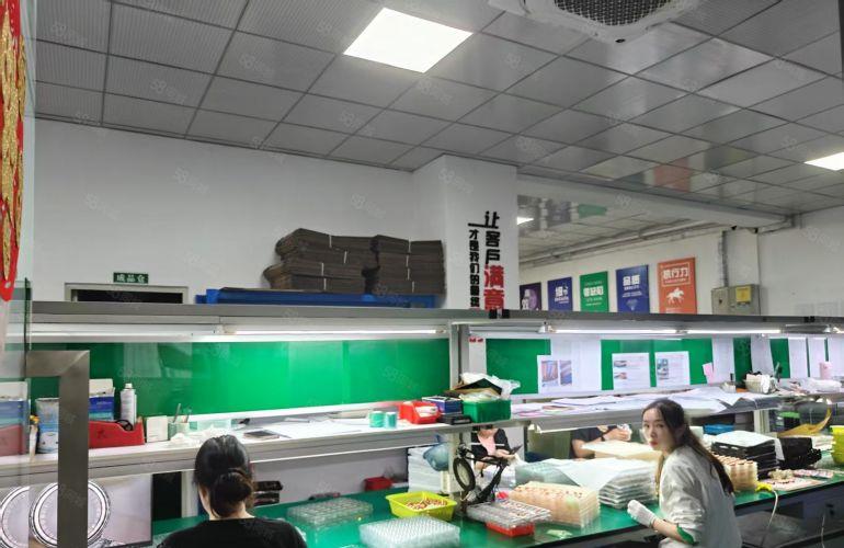 长安街口1楼300平方 ，现成水电装修拎包入住
