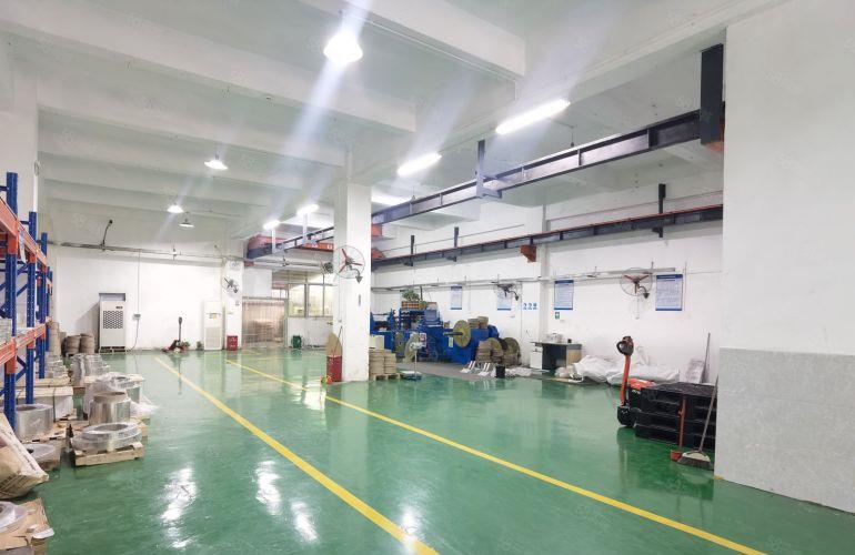 塘厦一楼500来靠近深圳标准厂房，带精装修办公室，带行车